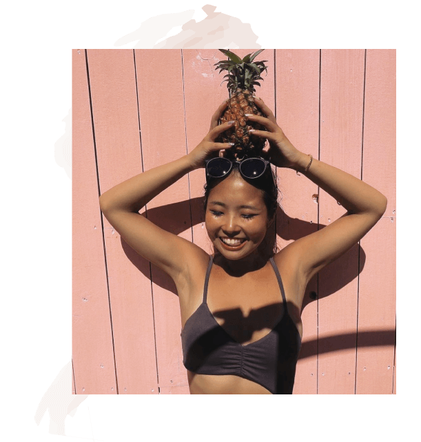 イメージ：水着でパイナップルを持つ女性