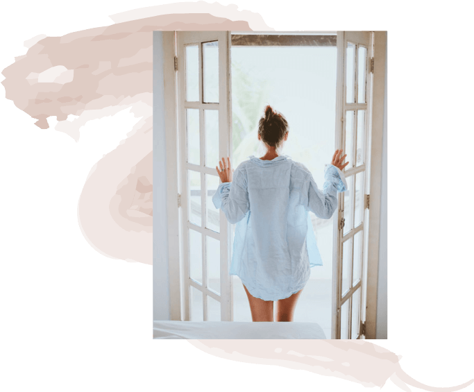 イメージ：窓を開ける女性